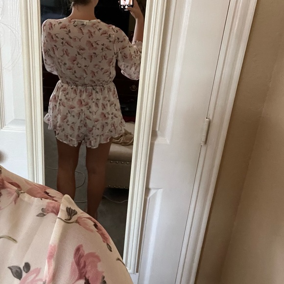 Neutral colored Floral Romper - Picture 8 of 16